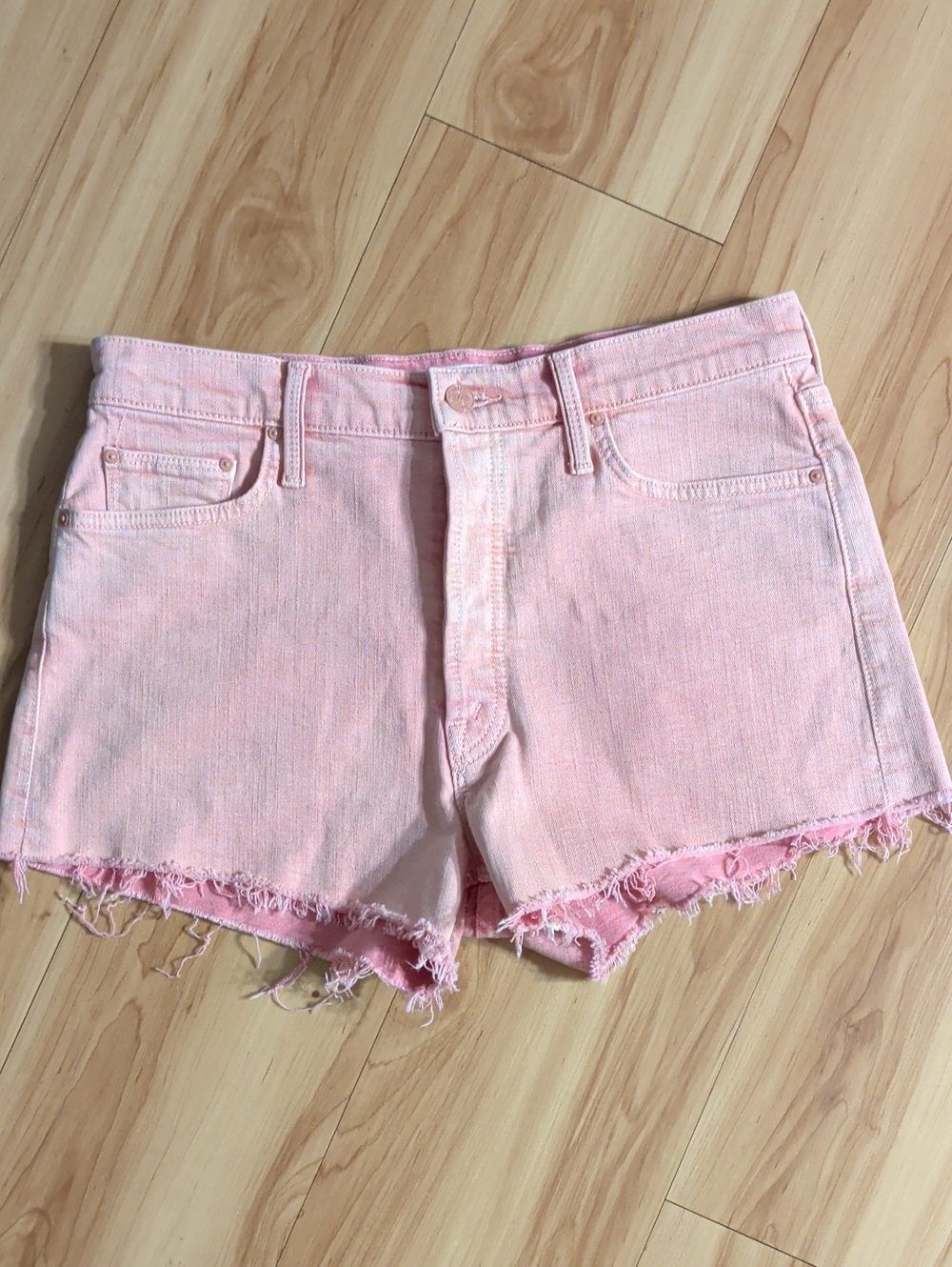 MOTHER  Superior The Tomcat Kick Fray Short In light Pink